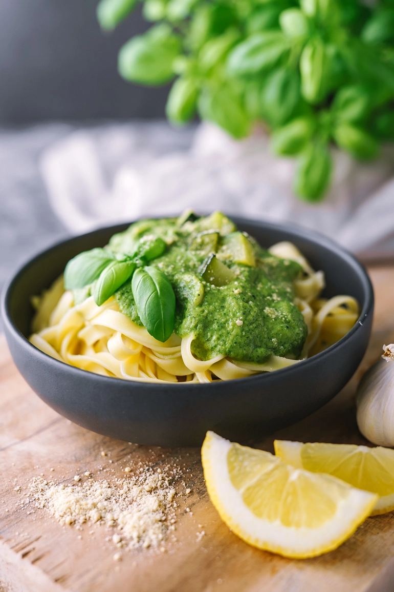 Einfache, vegane Pasta mit Zucchini-Soße