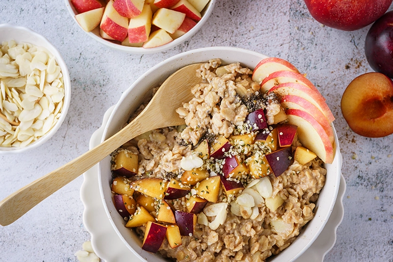 Einfaches, veganes Apfel-Zimt-Porridge