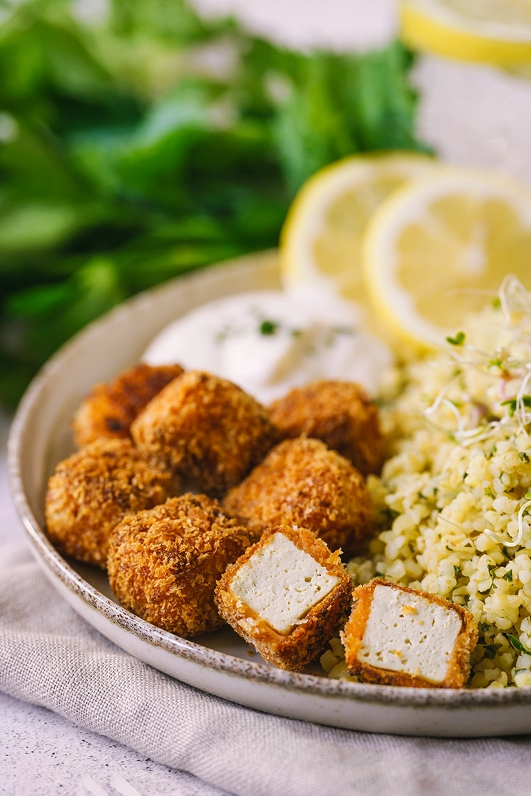 Einfacher Zitronenbulgur mit Knuspertofu