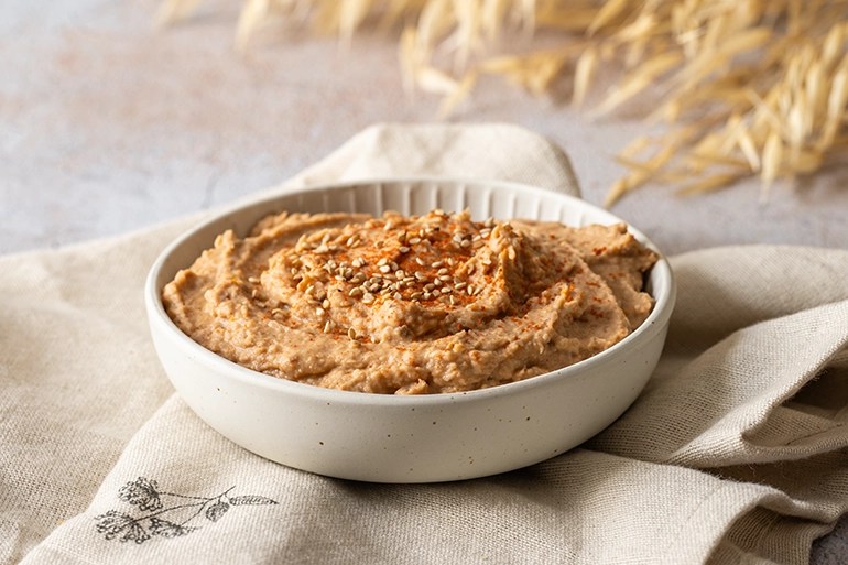 Pikanter Hummus aus weißen Bohnen